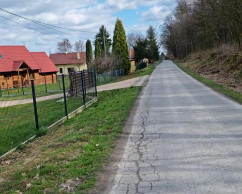 Zaborze tylko 1,2 km od węzła Widoma , bardzo spokojna oklica, mało zabudowań