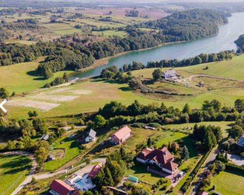 wyjatkowy dom na skarpie z basenem